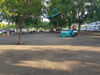 proyek pengaspalan kawasan pabrik