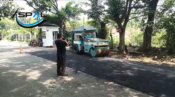 membersihkan noda aspal dengan minyak kayu putih